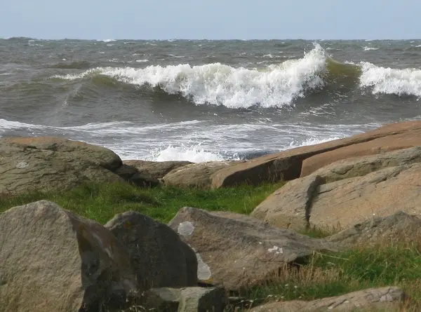 Rotsachtige kust landschap met seaspray — Stockfoto