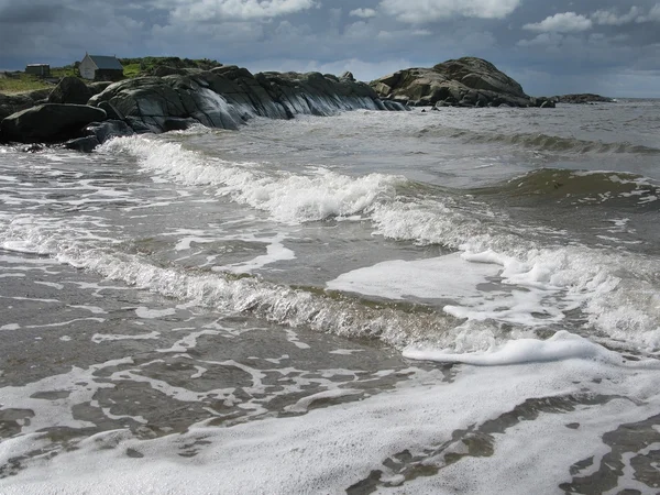 Paysage côtier rocheux avec seaspray — Photo