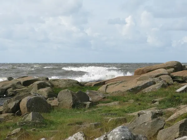 Paisagem costeira rochosa com seaspray — Fotografia de Stock