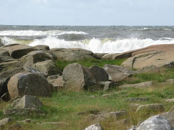 Paisagem costeira rochosa com seaspray — Fotografia de Stock