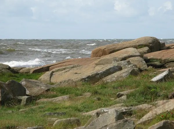 Seaspray ile kayalık sahil peyzaj — Stok fotoğraf