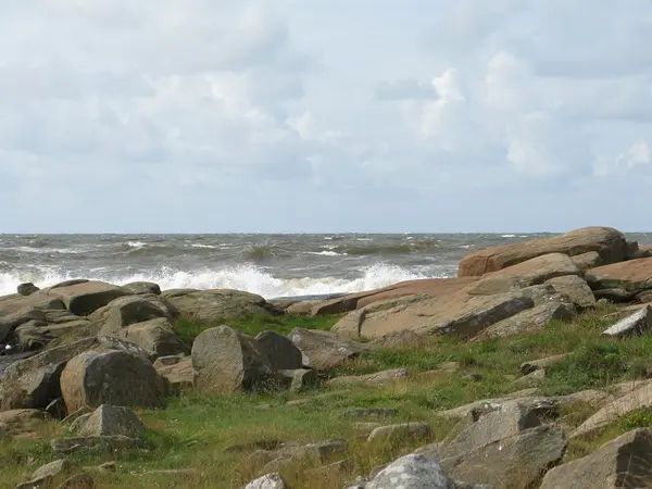 Paisagem costeira rochosa com seaspray — Fotografia de Stock