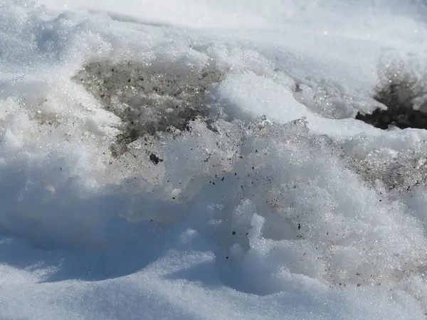 融化的肮脏的雪特写镜头 — 图库照片