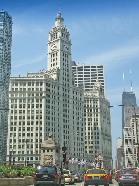 North Michigan Avenue with the Wrigley building — Stock Photo, Image