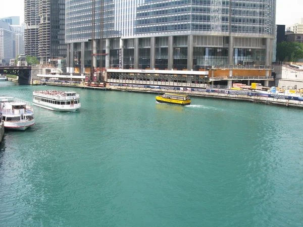 Barcos do rio Chicago e construção da Trump Tower — Fotografia de Stock