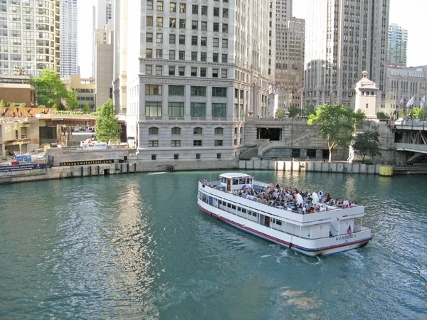 Река Чикаго и паром — стоковое фото