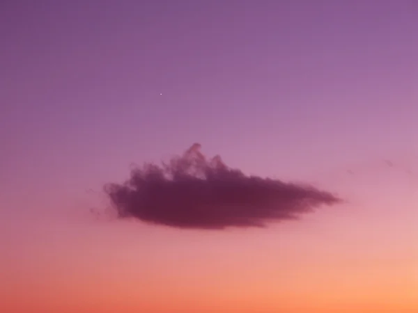 Paarse wolk op roze hemel — Stockfoto