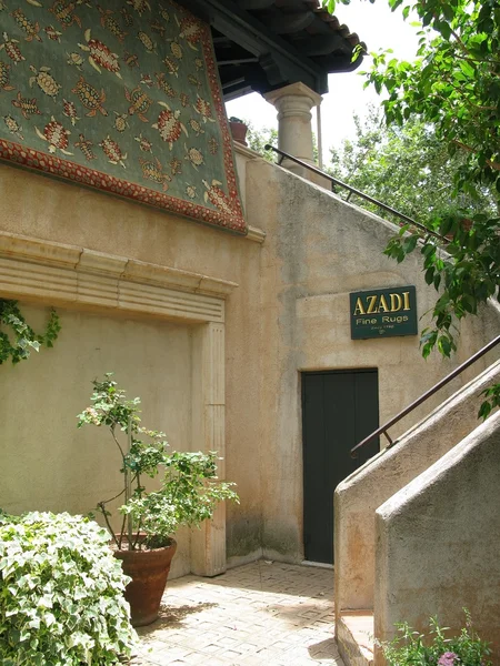 Laden vor Azadi feine Teppiche und schöne grüne Teppich auf dem Balkon hängen von oben in tlaquepaque Dorf — Stockfoto