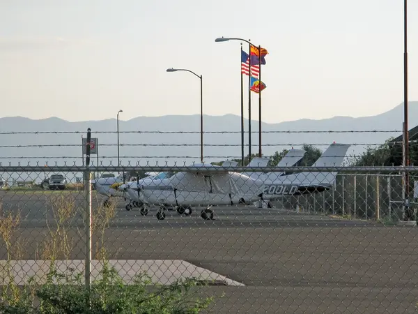 Małe prywatne samoloty i flagi w Sedona Lotnisko — Zdjęcie stockowe