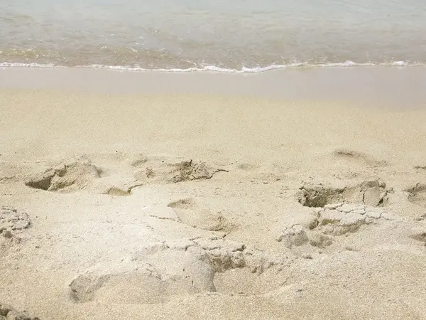 Droge en natte zand in de buurt van de rand water — Stockfoto