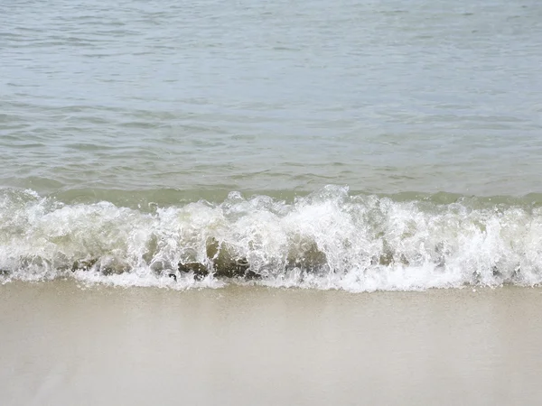 Onda borbulhante na praia de areia — Fotografia de Stock