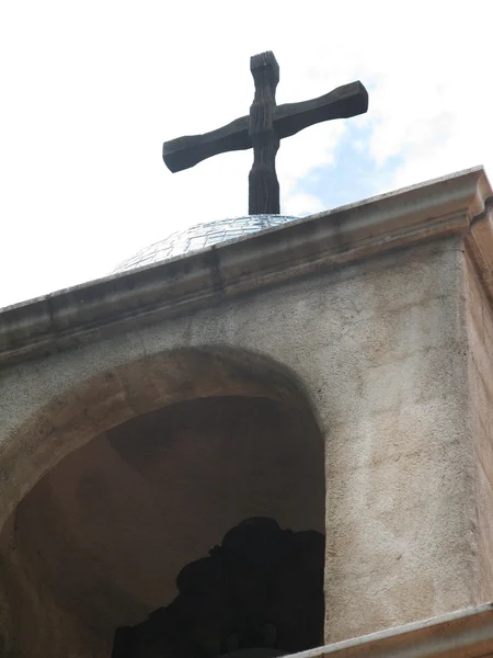 Дерев'яний хрест на даху місії — стокове фото