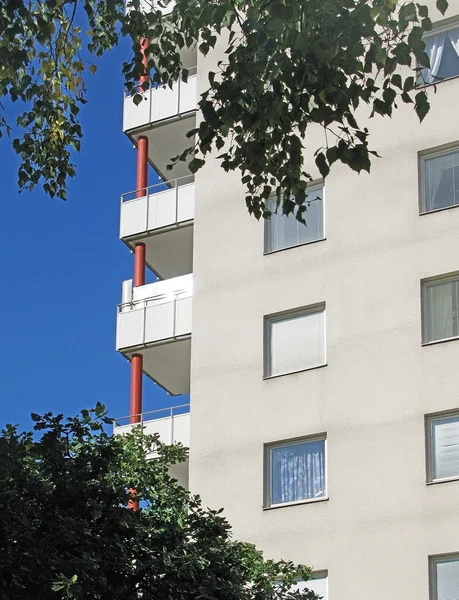 Detalhes do pilar vermelho no edifício do arranha-céus — Fotografia de Stock