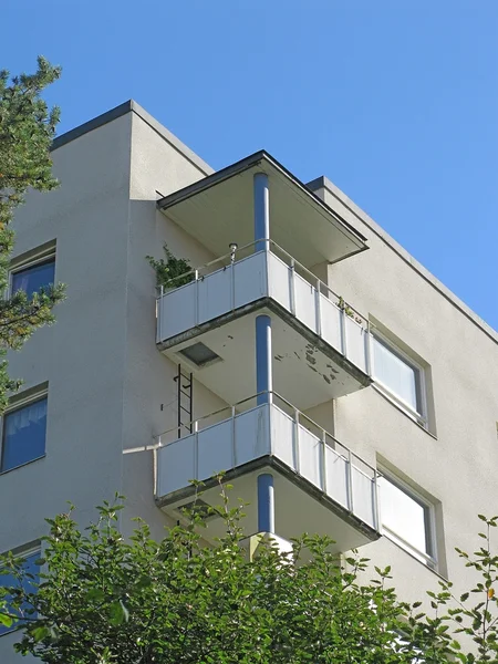 Edifício highrise azul em pó com pilares — Fotografia de Stock