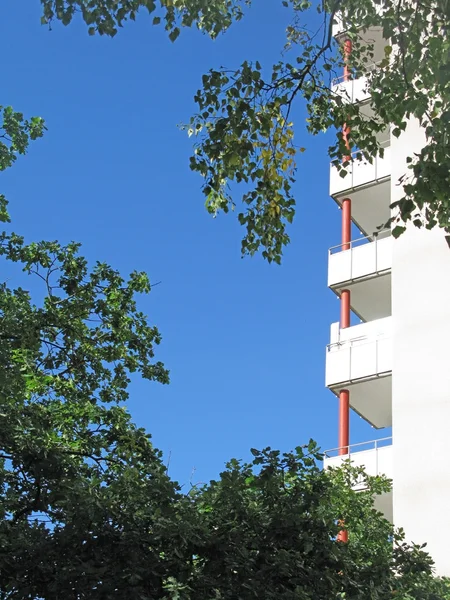 Detalhes do pilar vermelho no edifício do arranha-céus — Fotografia de Stock