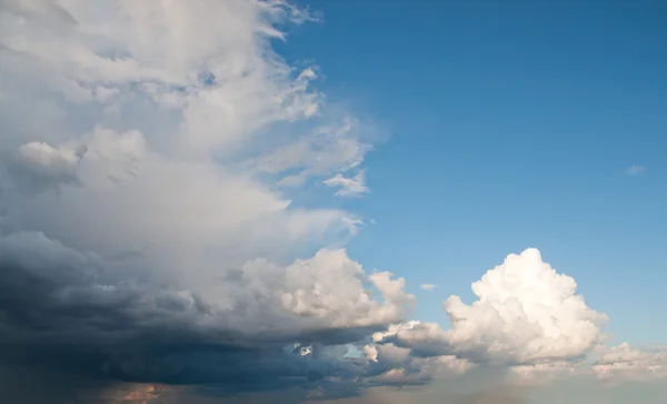 Mavi gök gök gürültülü büyük bulut sistemi tarafından alınan — Stok fotoğraf