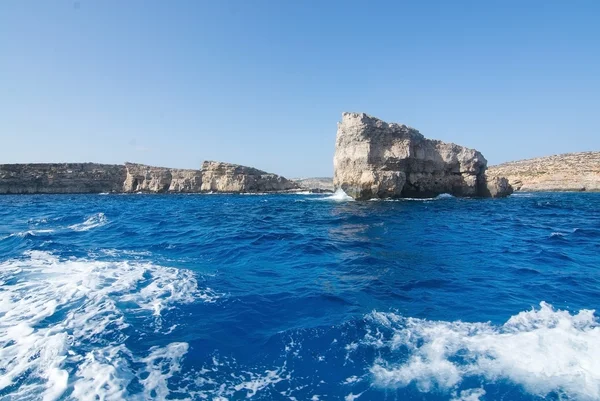 Kalksten rock kusten och blå Medelhavet havet vatten — Stockfoto
