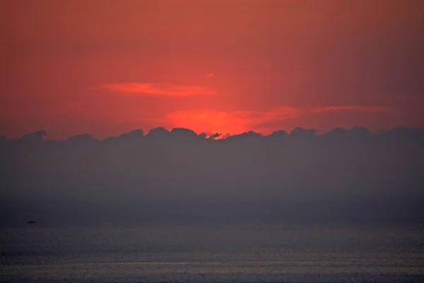 Pôr-do-sol vermelho no Mediterrâneo — Fotografia de Stock