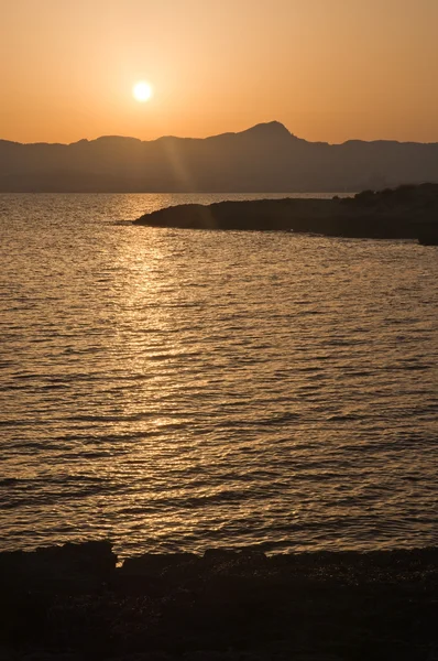 Golden skies and sun setting over Mediterranean — Stock Photo, Image