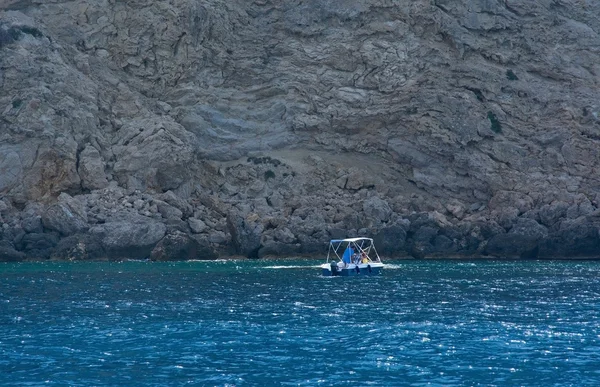 Petit bateau par mur de calcaire raide — Photo