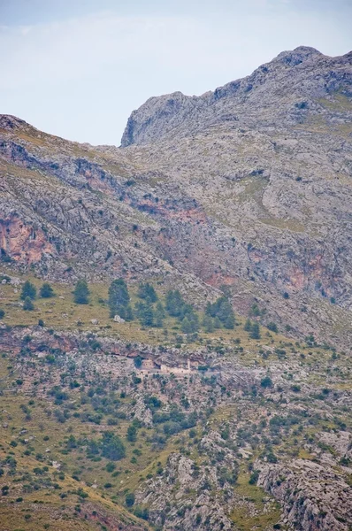 Dağ manzarası ile mağara binalar — Stok fotoğraf