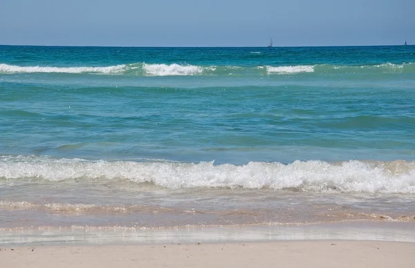Verse groene golven op Es Trenc strand — Stockfoto