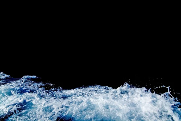 Weiß-blaue schäumende Welle gegen Schwarz — Stockfoto