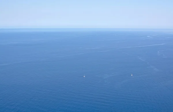 Blaues Meer mit mediterraner Jacht — Stockfoto