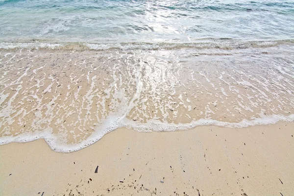 Αφρώδες κύμα σε αμμώδη παραλία — Φωτογραφία Αρχείου