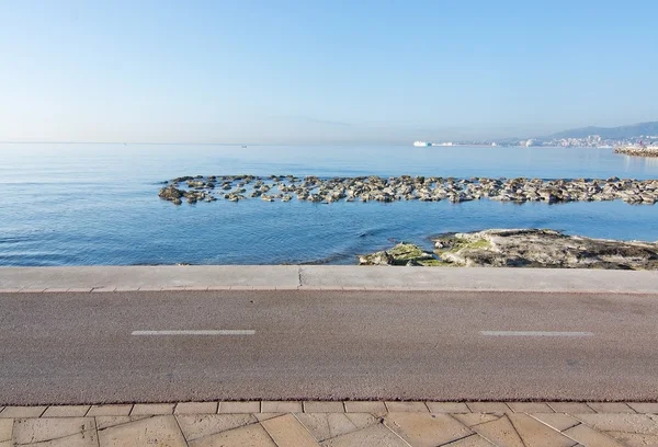 Route cyclable ensoleillée le long de la Méditerranée — Photo