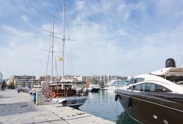 Ibiza Limanı iskele ve sahil — Stok fotoğraf