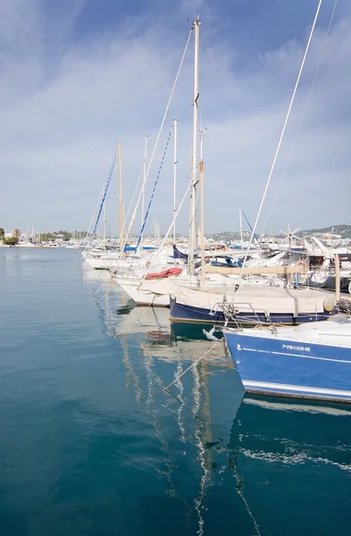 Yates amarrados Ibiza marina — Foto de Stock