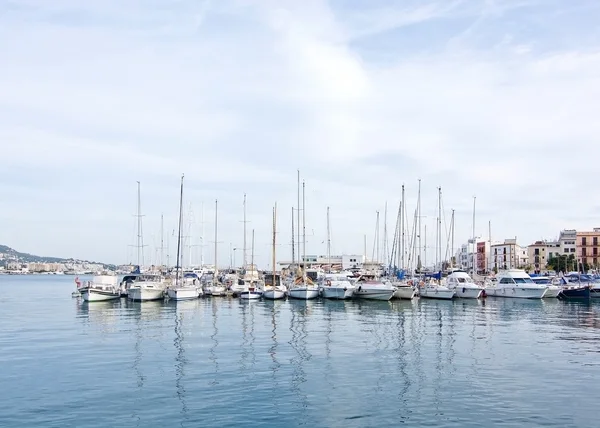 Ibiza Limanı demirli yelkenli ile — Stok fotoğraf