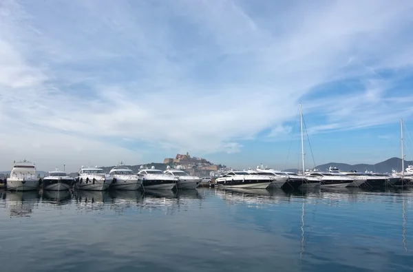 Barche ormeggiate e città vecchia Dalt Vila — Foto Stock