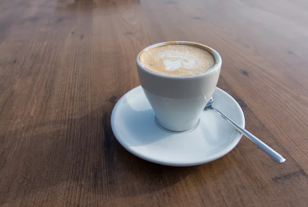 Café capuchino en taza blanca — Foto de Stock