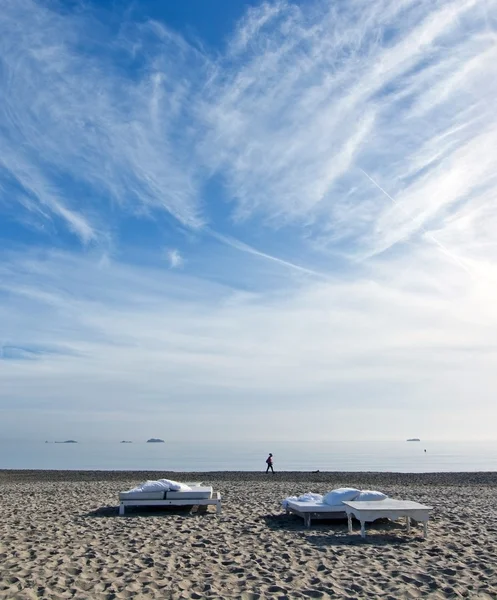 Tumbonas blancas en la playa de arena Playa d 'en Bossa — Foto de Stock
