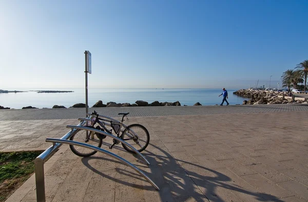 Akdeniz boyunca güneşli bisiklet yolu — Stok fotoğraf
