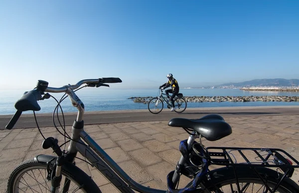 Słoneczny rower Trasa wzdłuż Morza Śródziemnego — Zdjęcie stockowe