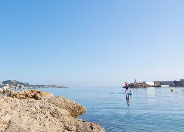 Paddelsurfer mit kleinem Hund — Stockfoto