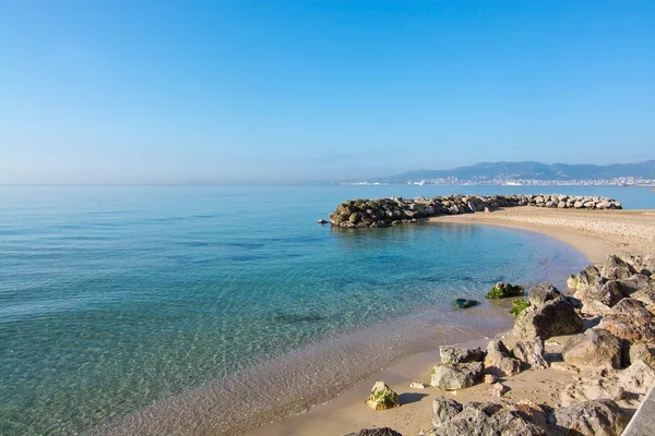 Porto Cristo promenada i molo niewielka skała — Zdjęcie stockowe