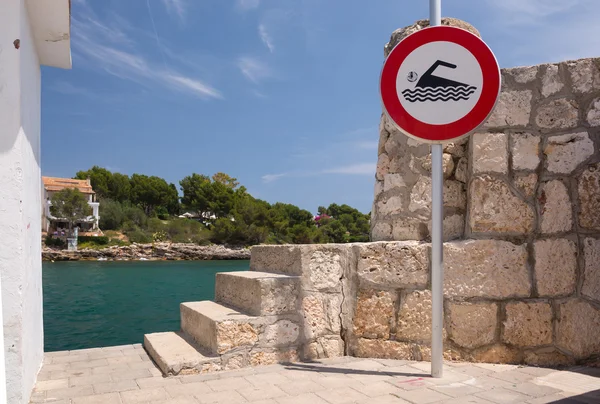 Panneau d'avertissement escaliers bord de mer — Photo