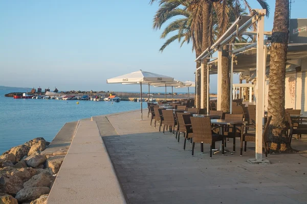 Restaurant op de promenade op de ochtend van een zonnige zomer — Stockfoto
