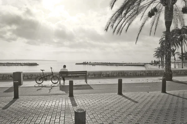 Man rests on a bench — Stock Photo, Image