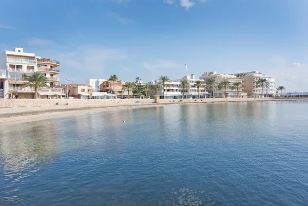 Tranquil winter bay and hotels — Stock Photo, Image