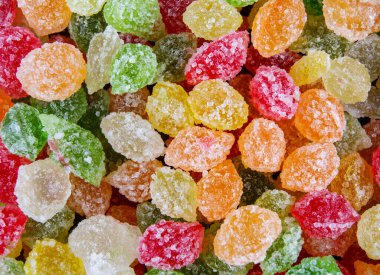 Arka planda onların küçük renkli tatlıları var. Renkli lezzetli şekerler..