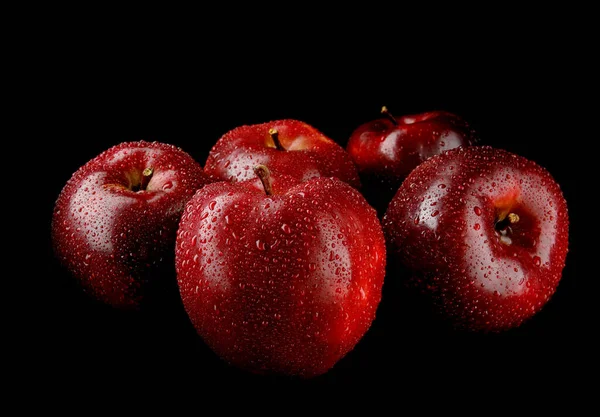 Les Pommes Rouges Juteuses Mûres Sont Isolées Sur Fond Noir — Photo