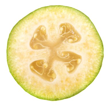 Olgun feijoa meyvesinin taze bir kesimi beyaz bir arka planda izole edilir..