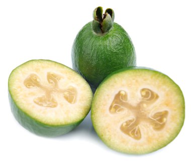 Beyaz arka planda taze yeşil feijoa, izole edilmiş. Tropikal meyveli feijoa.