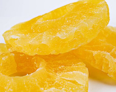 Kurumuş altın renkli ananas beyaz arka planda izole edilmiştir..