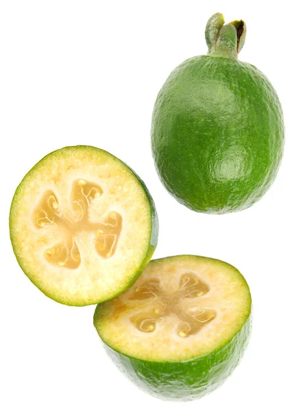 白い背景に新鮮な緑のFeijoa 隔離された 熱帯果実Feijoa全体と半分 — ストック写真